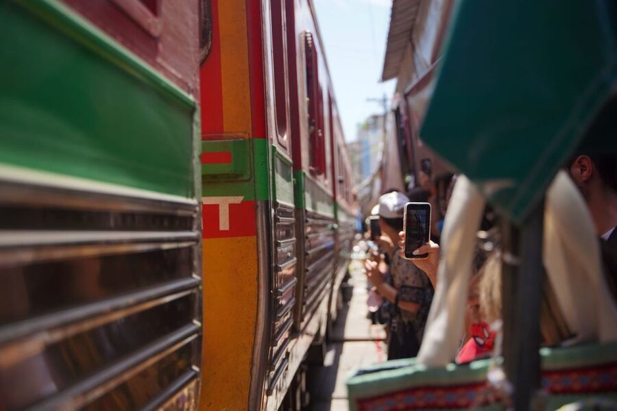 Bangkok: Maeklong Railway Market and Floating Market Tour - A rare show: Maeklong Railway Market and the moment stalls pull back