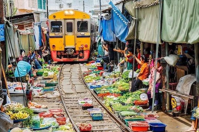 Bangkok Markets, Palaces and Temples Excursion - Damnoen Saduak Floating Market: canal life from boat and on land
