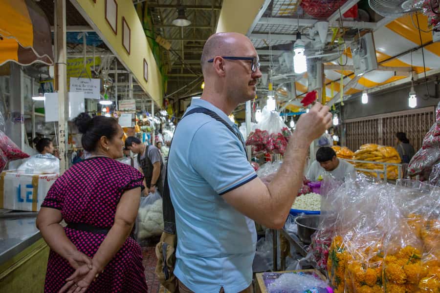 Bangkok: Markets, Temples and Food Night Tour by Tuk Tuk - The 4 Hour Route: Markets, Wat Prayoon, Flower Market, and Chinatown