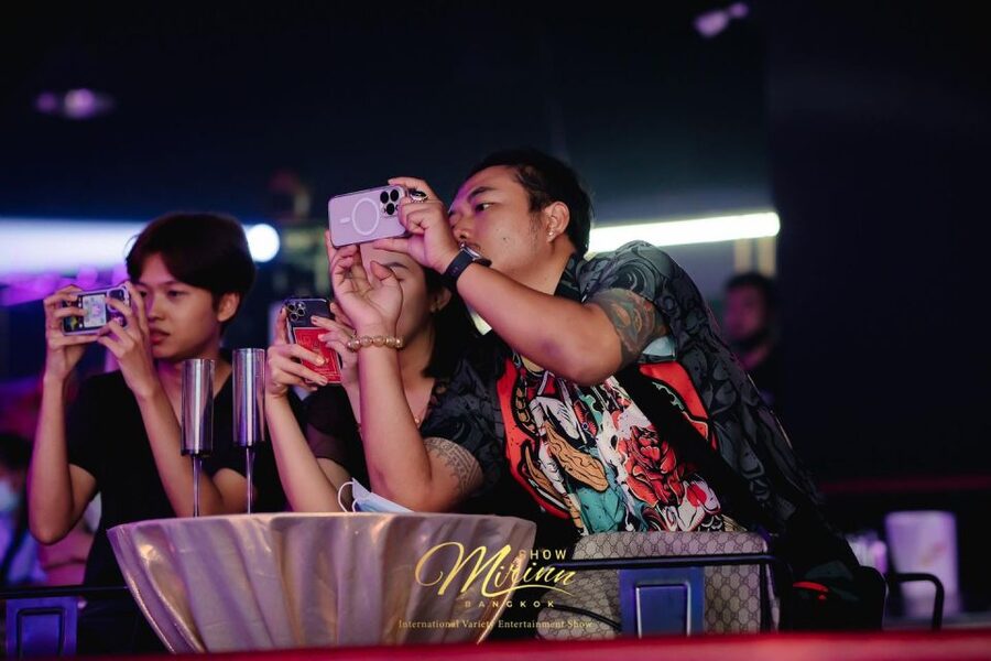 Bangkok: Mirinn Theatre Cabaret Show Admission Ticket - After the Lights: Photo Requests and How to Stay in Control
