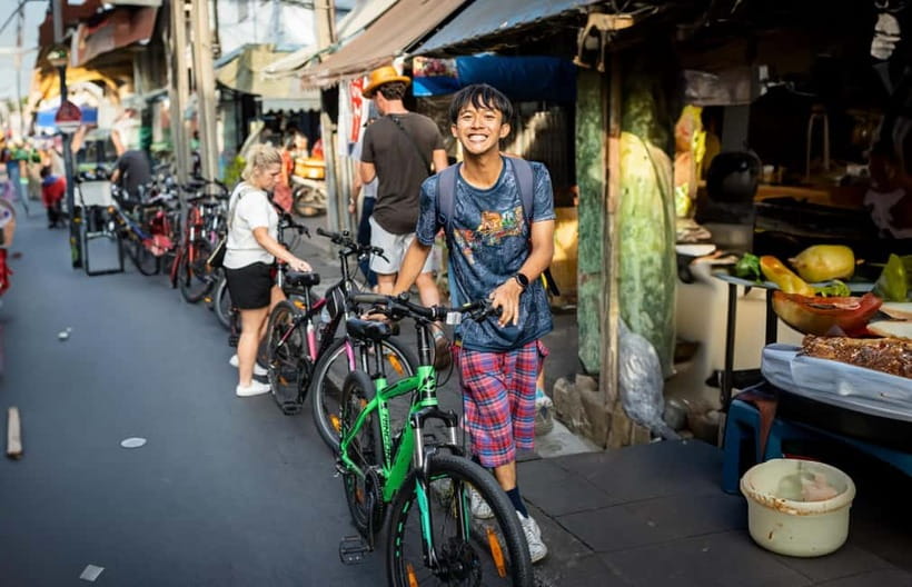 Bangkok: Must-Try Hidden Bike & Food Experience - Wat Kalayanamitr Varamahavihara and temple etiquette that actually helps