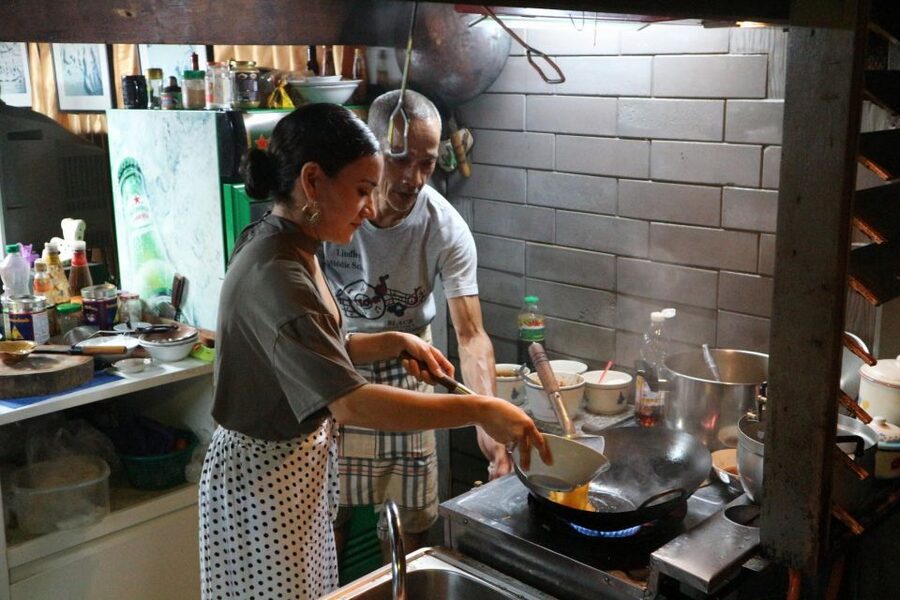 Bangkok: Night Bike Ride and Dinner at a Local Restaurant - Dinner at a family-run local restaurant: the smart start to an active evening