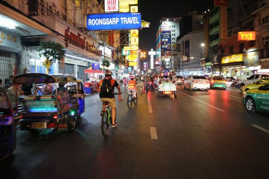 Bangkok: Night Bike Ride and Dinner at a Local Restaurant - Pak Khlong Talat at 24 hours: flowers at their most dramatic