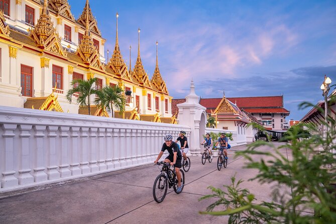 Bangkok: Night Bike Tour with Temples & Flower Market Visit - Bangkok After Dark by Bike, the Smart Way to Avoid Traffic