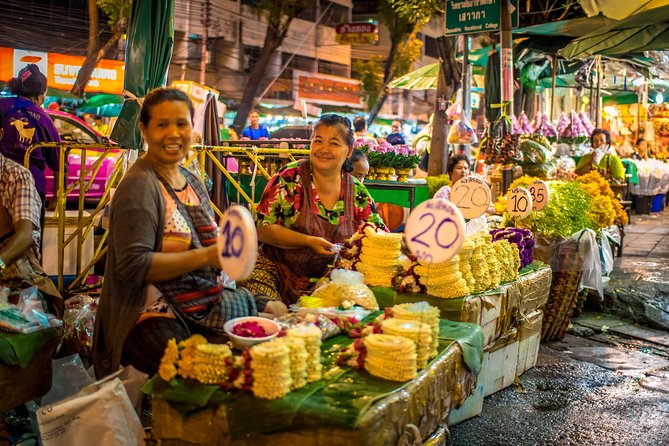 Bangkok: Night Bike Tour with Temples & Flower Market Visit - Thonburi Temple Time: Wat Rakang Kositaram and Wat Arun’s Lit Spires