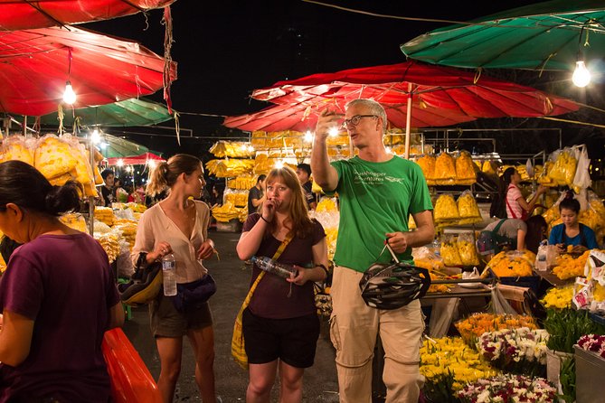 Bangkok: Night Bike Tour with Temples & Flower Market Visit - Pak Khlong Talat Flower Market at Night, Jasmine Scents and Snacks
