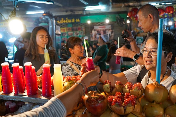 Bangkok Night Michelin Foodie Tour in Chinatown with 15+ tastings - Starting at Wat Mangkon: the easiest way into Chinatown at dusk