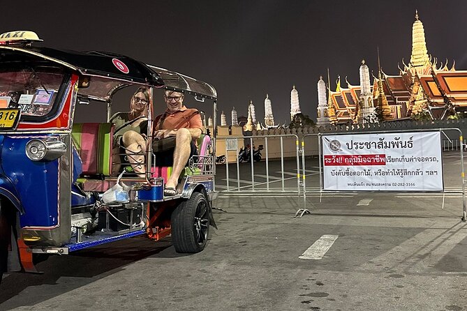 Bangkok Night Tour: Food, Temple & Tuk-Tuk - Wongwian Yai Local Street Market: Where the Night Eating Begins