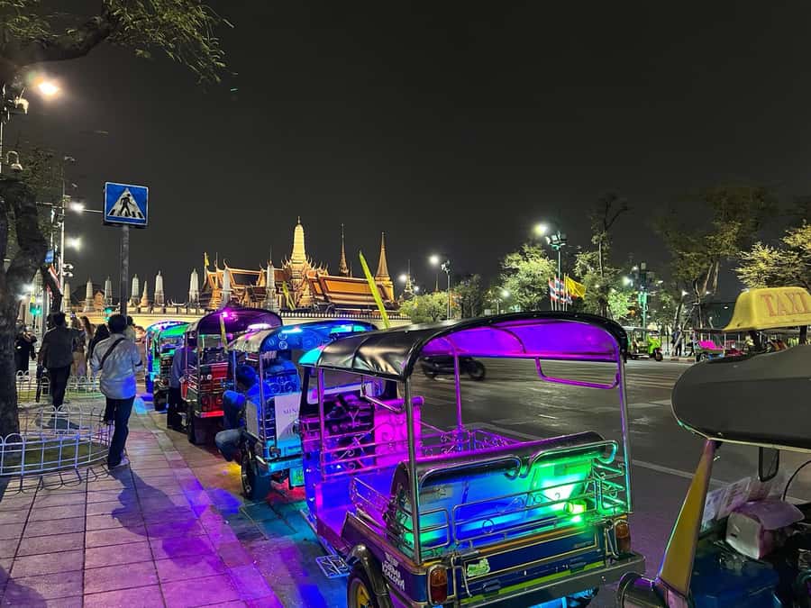 Bangkok Night Tour: Food, Temple & Tuk-Tuk - Photo Stop Energy at Bangkok Noi: See, Stretch, Then Keep Going