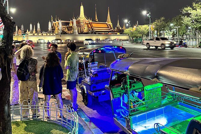 Bangkok Night Tour: Food, Temple & Tuk Tuk - Wat Prayurawongsawat Worawihan After Dark: Where the Night Lighting Helps