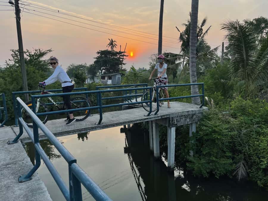 Bangkok Paradise Bicycle & Boat Tour - Two local ferry transfers across the Chao Phraya