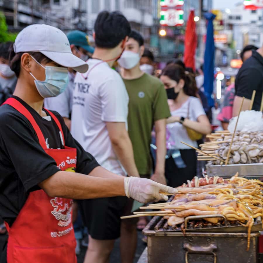 Bangkok: Private Old Quarter, Night Street Market, Temples - Chinagate and Wat Traimit: The Golden Buddha Moment