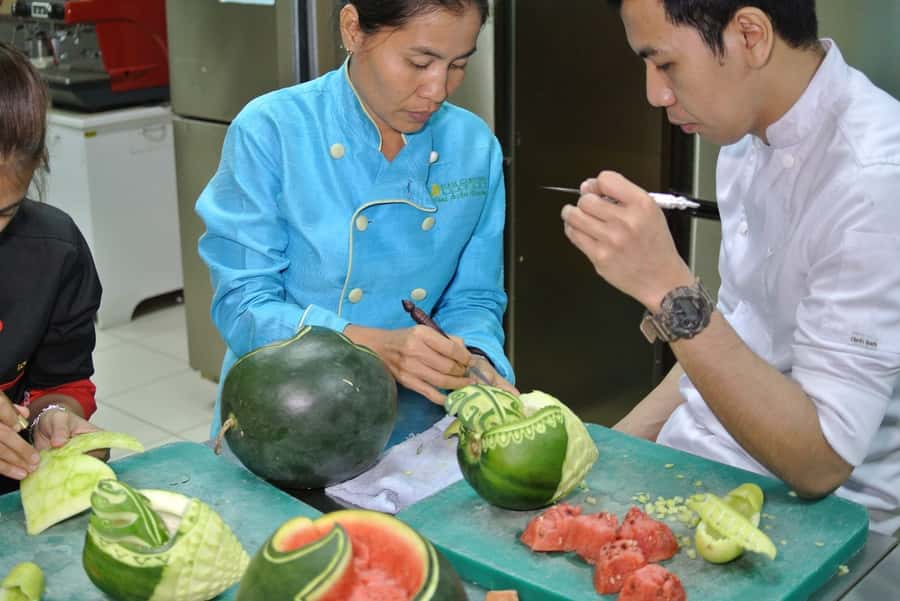 Bangkok: Professional Thai Fruit and Vegetable Carving Class - The rhythm of the workshop, from tools to your final plate