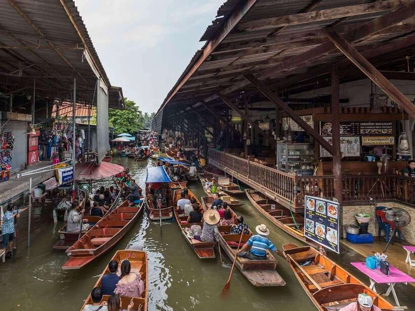 Bangkok: Railway and Floating Market Tour with Dragon Temple - Damnoen Saduak Floating Market: the boat ride is the main reason to go