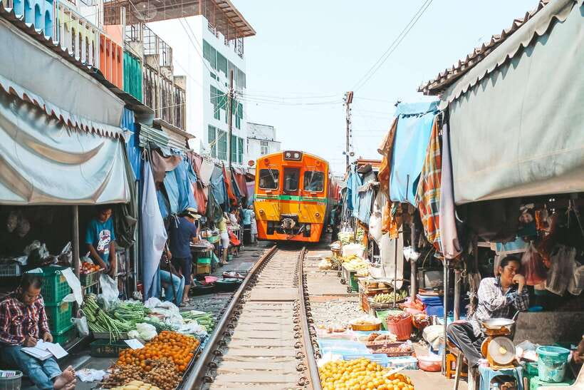 Bangkok: Railway and Floating Market Tour with Dragon Temple - Small group and guide help: what matters for your day