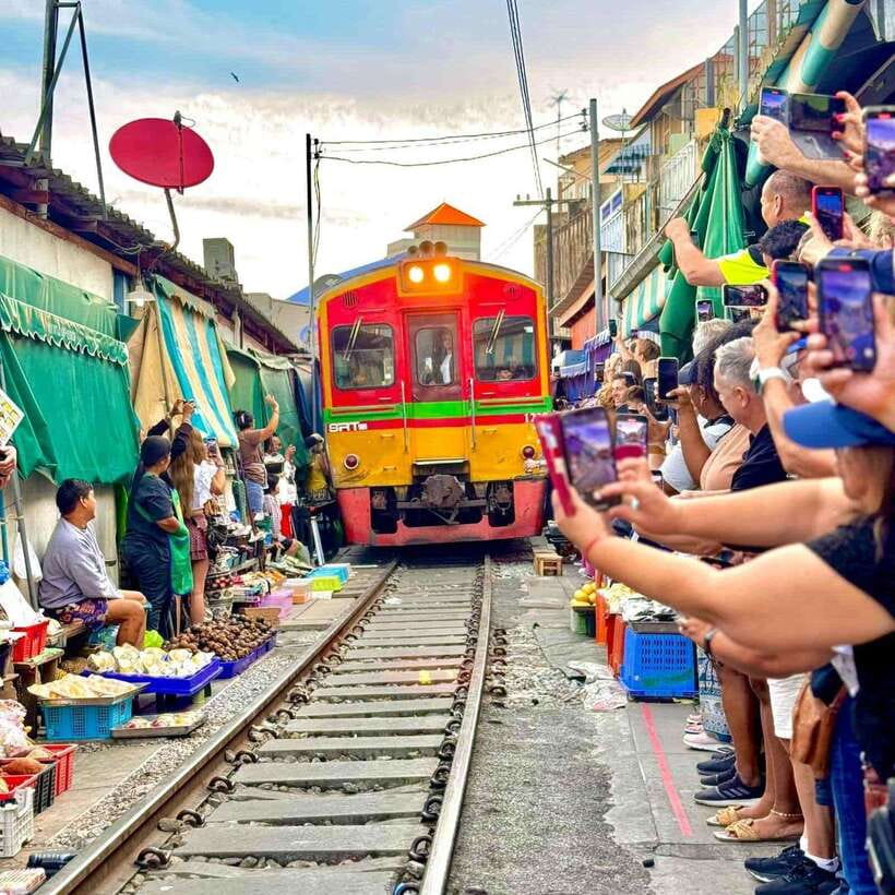 Bangkok: Railway and Floating Market Tour with Dragon Temple - Who should book this tour?