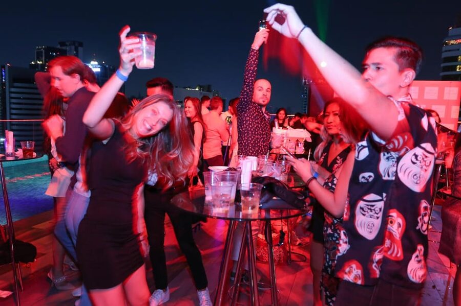 Bangkok: RedSquare Rooftop Bar at Novotel Sukhumvit 4 - Live DJ music: how the atmosphere actually works