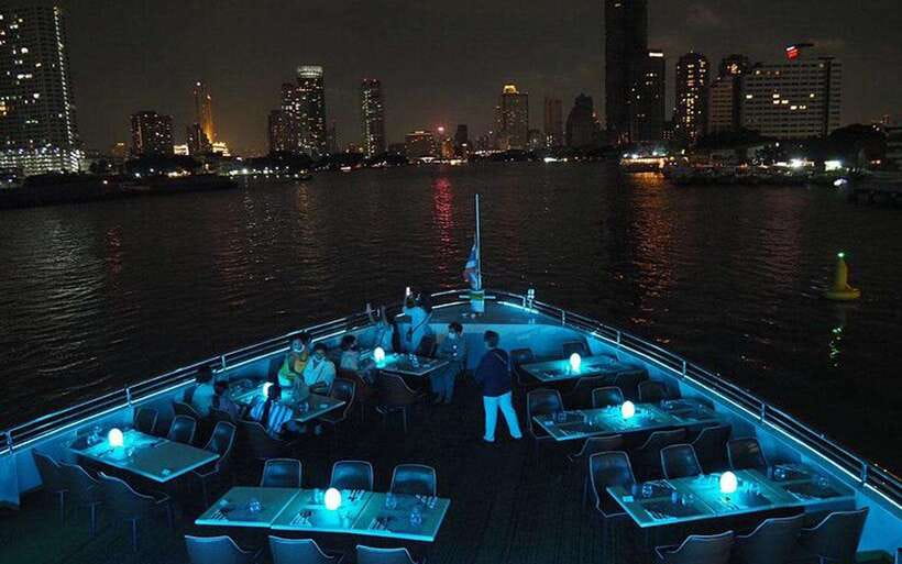 Bangkok: Royal Princess River Dinner Cruise with Live Music - Where to sit, and how to avoid losing the best views