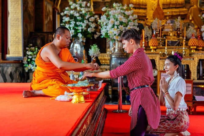 Bangkok's Best: City Highlights & Floating Market Private Tour - Kuan Yim Shrine and Yaowarat: A Quiet Pause Before Chinatown