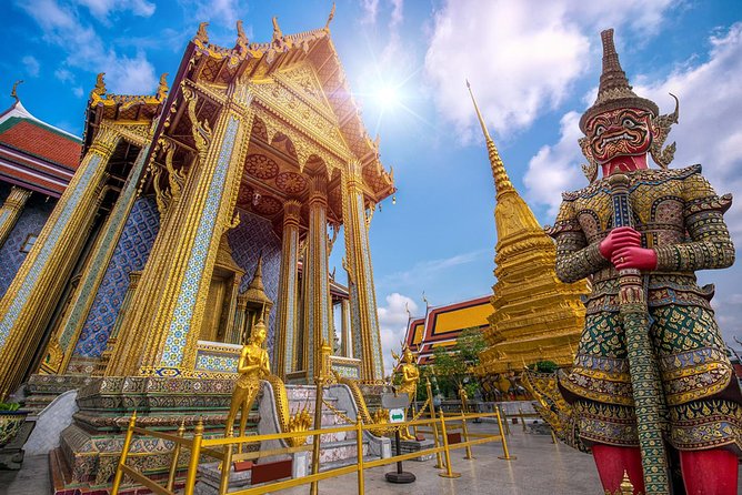 Bangkok's Landmarks Tour : GrandPalace WatTraimit WatPho WatArun - Wat Traimit, the Golden Buddha You Can’t Miss