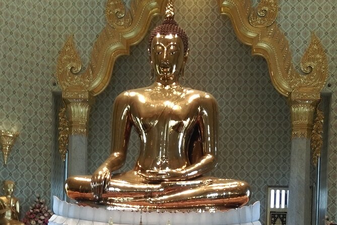 Bangkok Selfie Expert Tour: Little India, Wat Traimit & Wat Pho - Phahurat Market: Little India energy and the samosa selfie