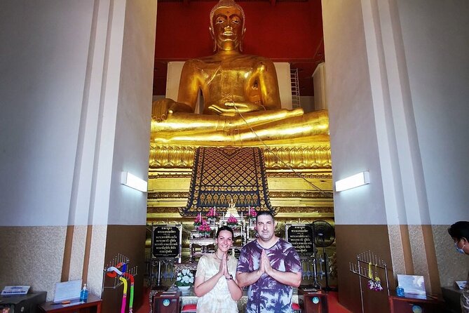 Bangkok Selfie Expert Tour: Little India, Wat Traimit & Wat Pho - Chinatown stop at Yaowarat: roundabout-style selfies and quick street scenes