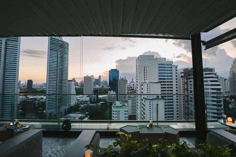 Bangkok: Sky on 20 Rooftop Bar With Free Flow Drinks - Ambiance and Music: A Rooftop Evening That Fits Different Moods