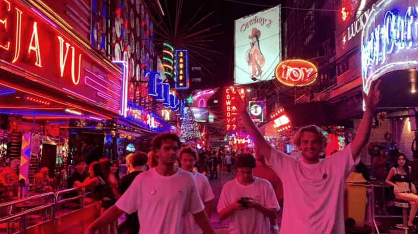 Bangkok: Soi Cowboy, Nana, Soi 11, Rooftops, Clubs & Go Go’s - Spectrum Lounge and Bar, the rooftop moment people remember