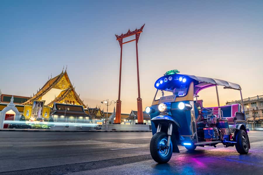 Bangkok Street Food and Night Lights by Tuk Tuk - Meeting at MRT Hua Lamphong, Then Locking Into the Night Route