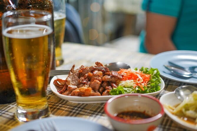 Bangkok Tuk Tuk Night Tour with food & drinks in Siam & Silom - Stop 1 in Siam: the first toast at an open-air restaurant