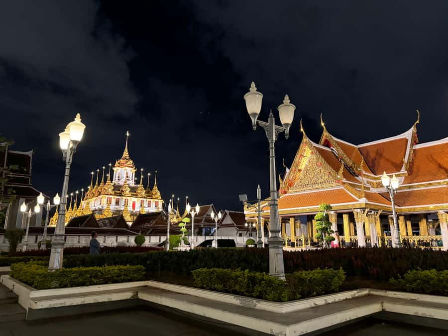 Bangkok: TUK TUK Tour Night Life Private with Hotel Pick Up - Wat Ratchanatdaram after dark, a light-show temple stop