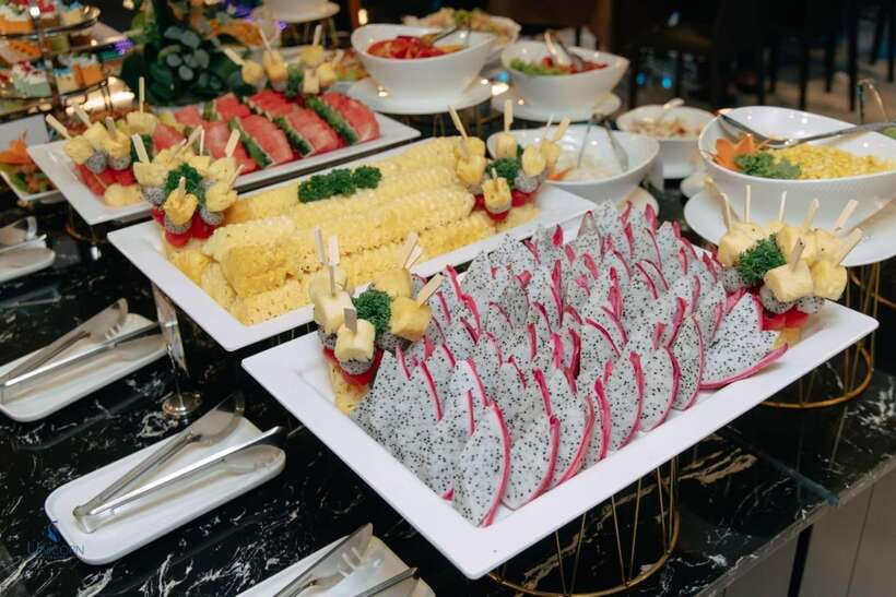 Bangkok: Unicorn Chao Phraya River Dinner Cruise - The Seafood Buffet, Live Music, and How to Avoid the Food Rush