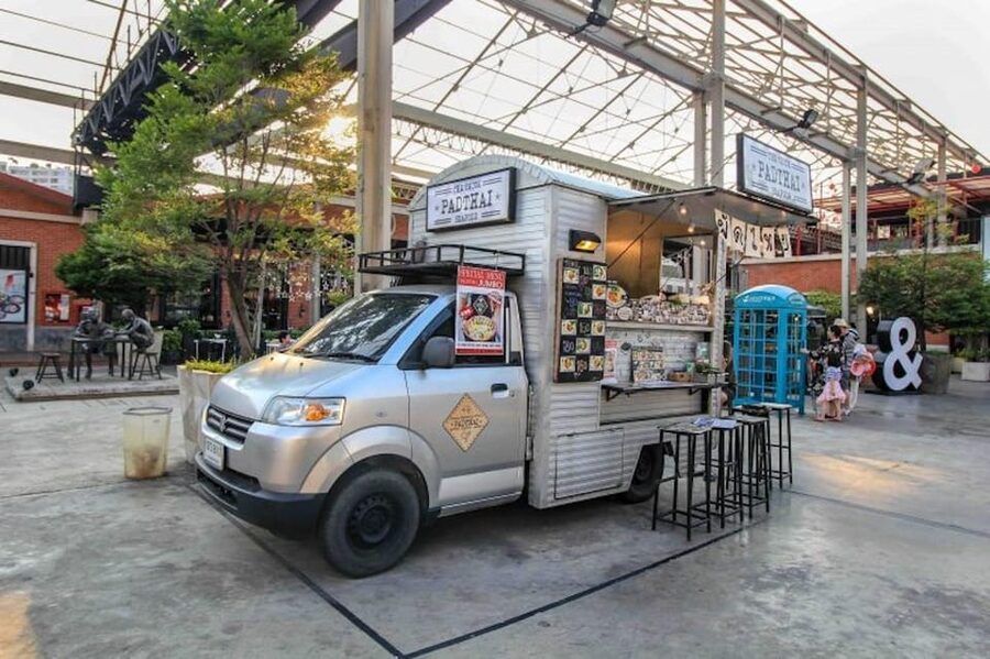 Bangkok with a Private Car and Driver Customizable Tours - 4-hour route: Asiatique, a temple stop, and Old Town drive-bys