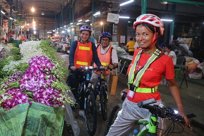 Bike Bangkok at Night with Thai Dinner - Stop 1 and the Thonburi warm-up: setup and local vibes