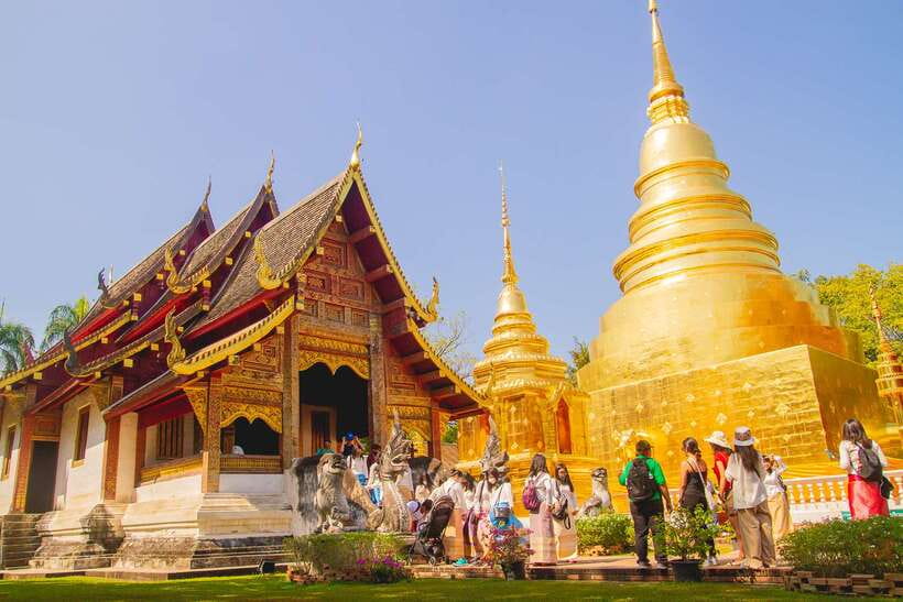 Chiang Mai: 3 Hour Old City and Temples Guided Walking Tour - Wat Phan Tao’s carved teak facade: the craft stop that surprises you