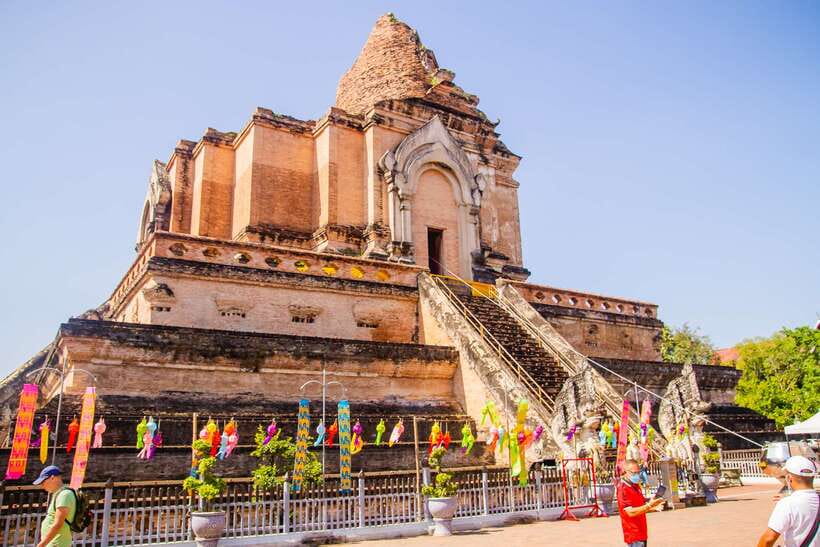 Chiang Mai: 3 Hour Old City and Temples Guided Walking Tour - Wat Phan Lao: the humble temple stop that adds texture