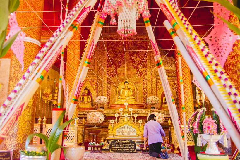 Chiang Mai: 3 Hour Old City and Temples Guided Walking Tour - Your local English guide is the difference between seeing and understanding