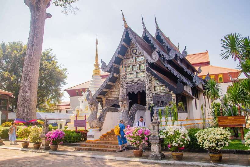 Chiang Mai: 3 Hour Old City and Temples Guided Walking Tour - Price and entrance fees: the real cost math is still friendly