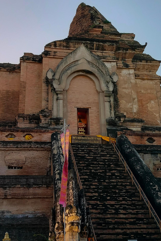 Chiang Mai: Chiang Mai Old City Twilight Walking Tour - What to bring for comfort: shoes, cover-ups, bugs, and cameras