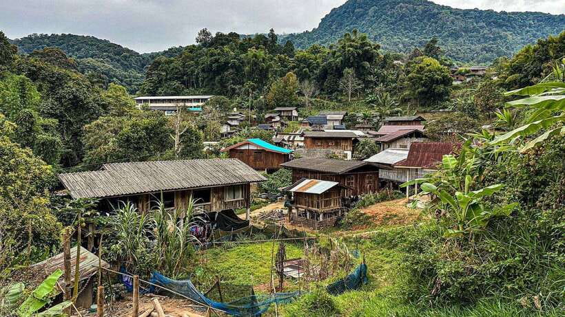Chiang Mai: Doi Inthanon National Park and Pha Dok Siew Trek - Visitor center and market stop: snacks, shopping, and quick culture cues