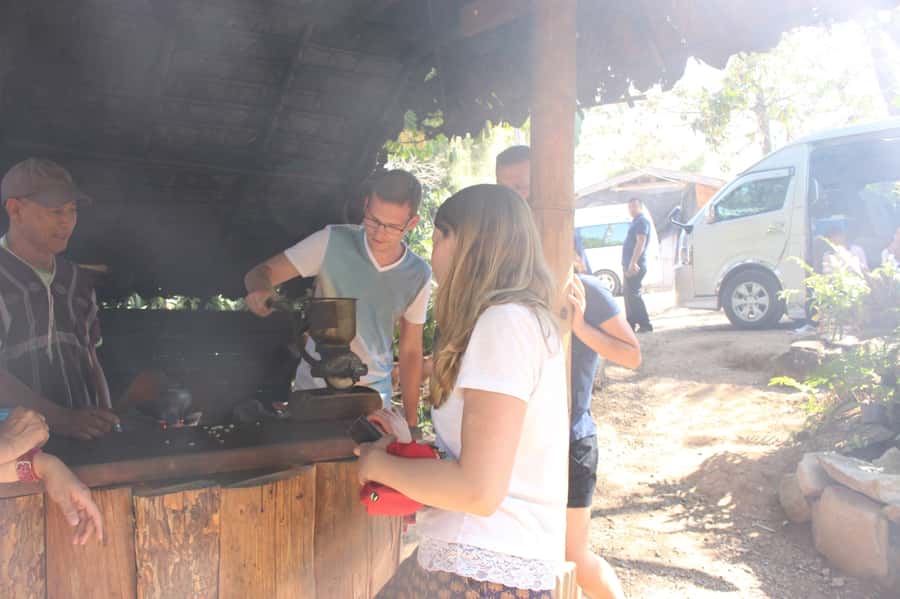 Chiang Mai: Doi Inthanon National Park with Ticket & Lunch - The Hmong hill tribe market stop: fresh produce and small purchases