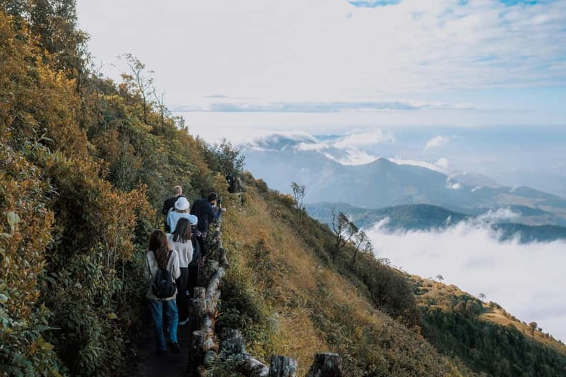 Chiang Mai: Doi Inthanon Park and Kew Mae Pan 2-Hour Hike - King and Queen Pagodas: temple views plus good manners