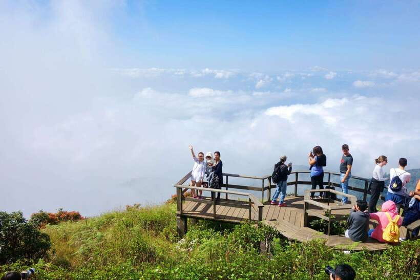 Chiang Mai: Doi Inthanon Park Tour & Kew Mae Pan Trail Hike - Twin pagodas of the King and Queen, and the dress code reality