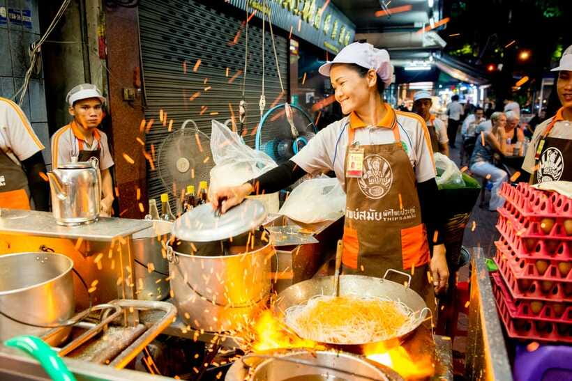 Chiang Mai: Evening Sightseeing and Local Food Guided Tour - Getting set up: shoes, shade, and songthaew reality