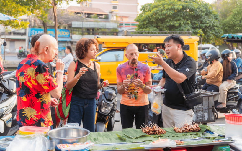 Chiang Mai: Evening Sightseeing and Local Food Guided Tour - Wat Chedi Luang after dark: why nighttime changes everything