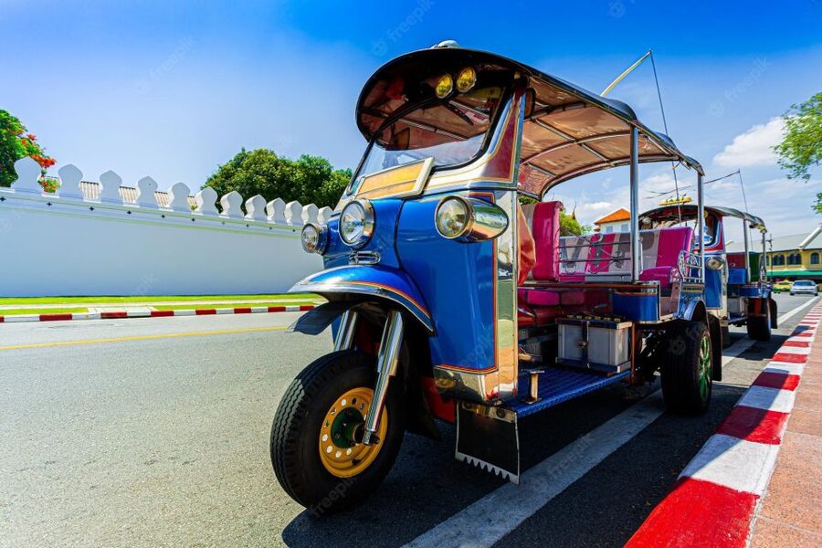 Chiang Mai: Exploration of Old City by Private Tuk-Tuk - Muang Mai Market and Warorot Market: The best finish for food and souvenirs