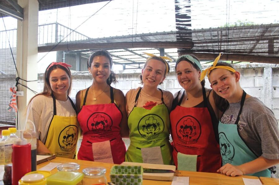 Chiang Mai: Half Day Evening Cooking Class with Market Tour - Pounding curry paste the Thai way