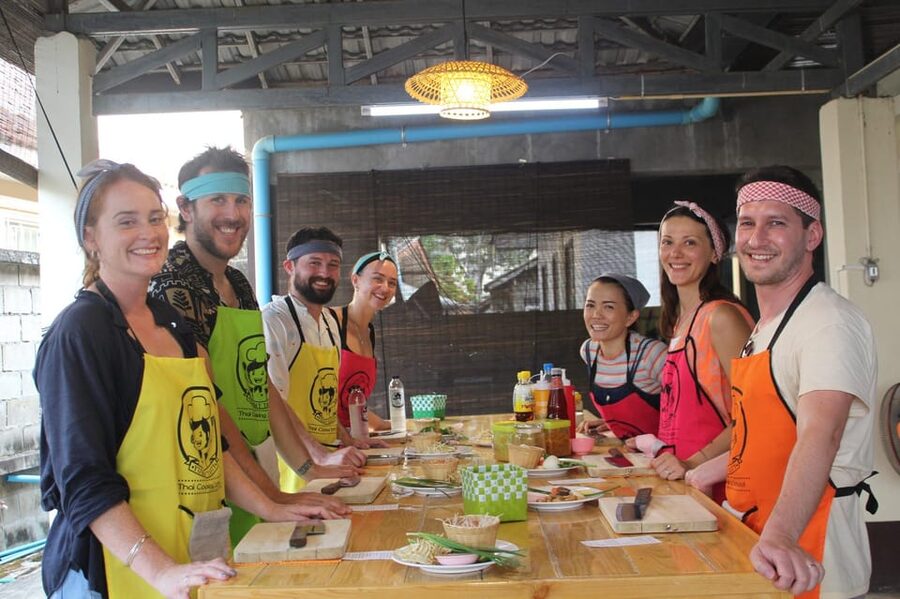 Chiang Mai: Half Day Morning Cooking Class with Market Tour - Choosing your menu, why individual stations make the class better