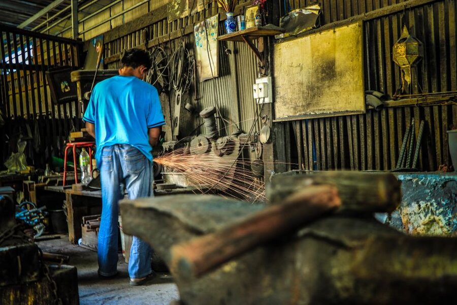 Chiang Mai: Half-Day Old Town Cycling Tour - Warorot market: snack breaks and small-shop wandering