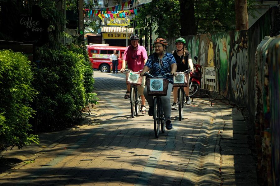 Chiang Mai: Half-Day Old Town Cycling Tour - Pace, safety, and what group size changes